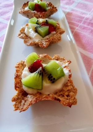Una foto de Tarteletas express rellenas con yogurt griego y kiwi