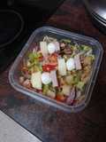 Tupper de ensalada con banderilla de pavo, mozzarella y pera