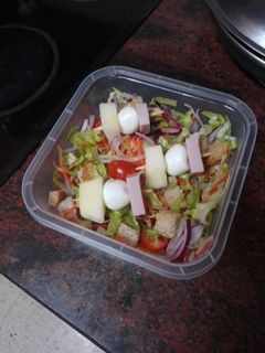 Una foto de Tupper de ensalada con banderilla de pavo, mozzarella y pera