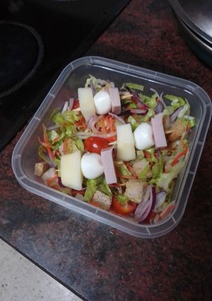 Una foto de Tupper de ensalada con banderilla de pavo, mozzarella y pera