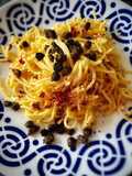 Spaghetti picante con cremoso de tomate seco y alcaparras crujientes