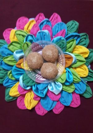 લાડુ (Ladoo Recipe In Gujarati) રેસીપી મુખ્ય ફોટો
