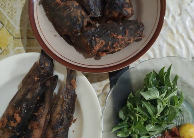 Cara Memasak Lele goreng + sambal mentah lalapan kemangi Yang Sederhana