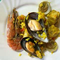 Una foto de Paella de marisco