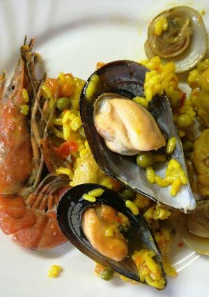 Una foto de Paella de marisco