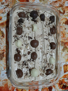 Una foto de Postre fácil de café y galletitas