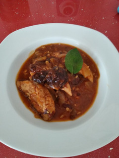 Una foto de Pollo con ciruelas y almendras