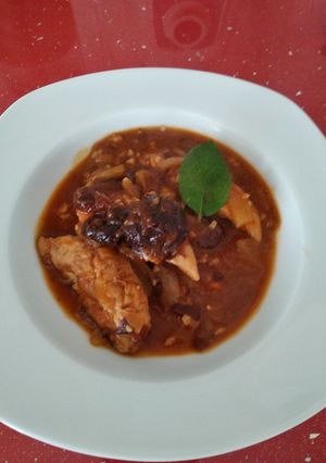 Una foto de Pollo con ciruelas y almendras