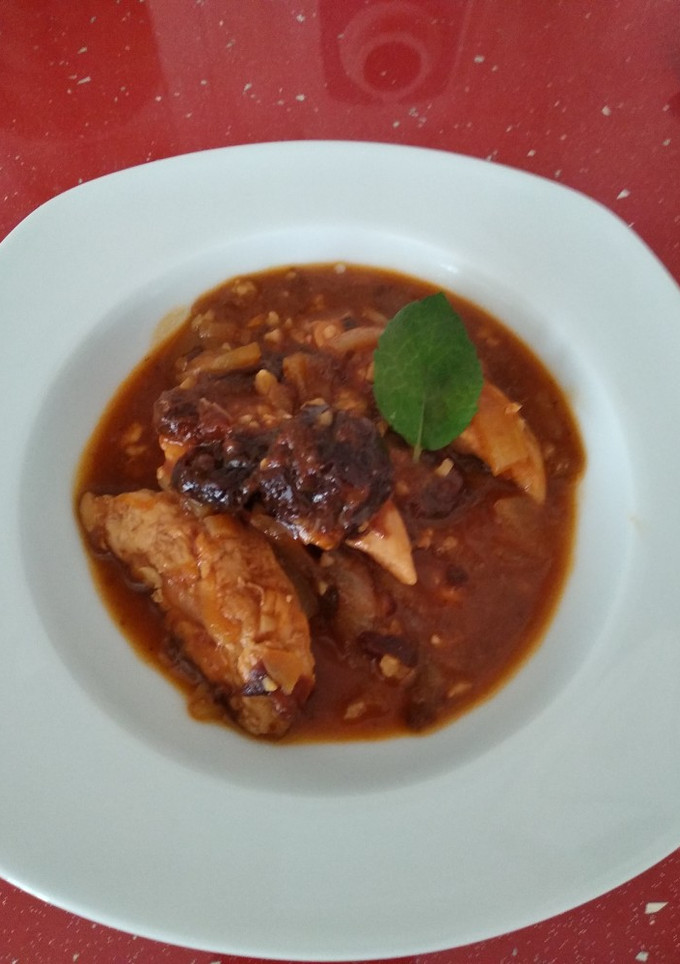 Una foto de Pollo con ciruelas y almendras