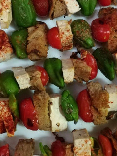 Una foto de Brochetas de seitán y tofu