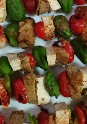 Una foto de Brochetas de seitán y tofu