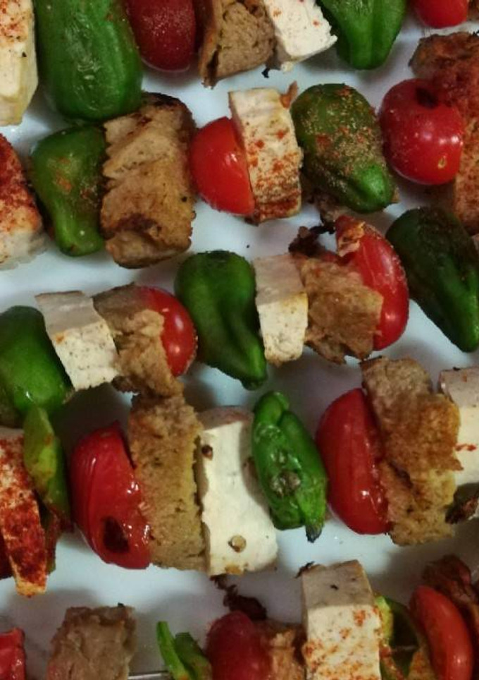 Una foto de Brochetas de seitán y tofu