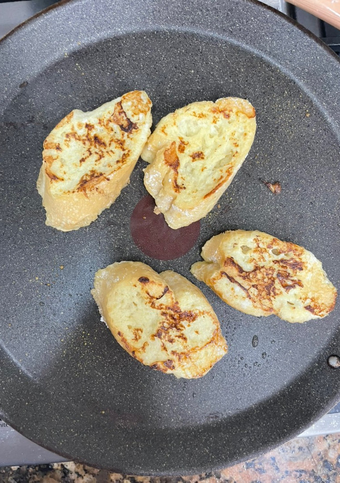 Una foto de Pain perdu, torrejas o pan francés de baguette