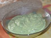 Una foto de mayonesa de ajo y cilantro