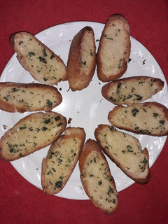 Una foto de Pan de ajo, bien crujiente