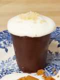 Gobelet chocolat, compotée de bananes caramélisées et chantilly