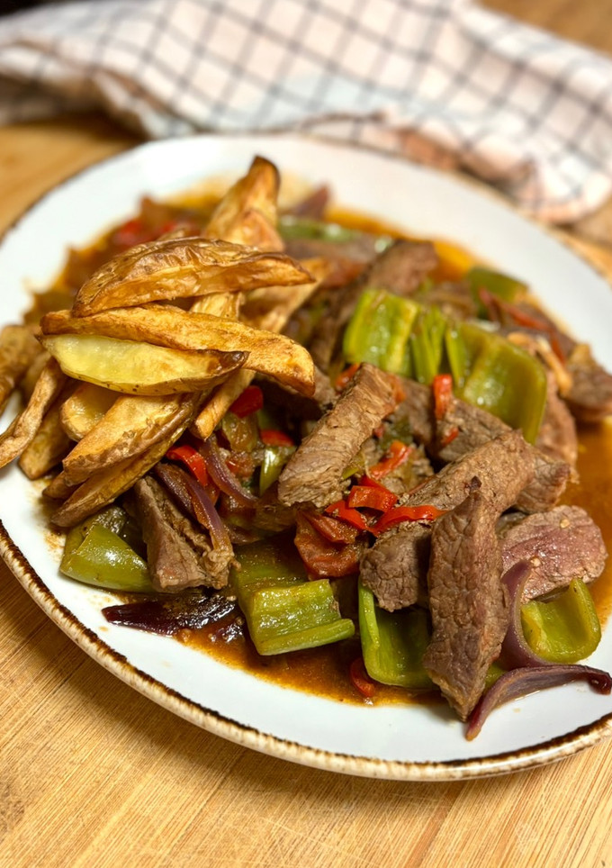 Una foto de Lomo saltado - La receta peruana más auténtica
