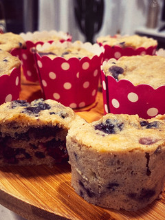 Una foto de Minimuffins express al microondas de plátano y moras