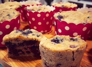 Foto principal de Minimuffins express al microondas de plátano y moras