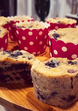 Una foto de Minimuffins express al microondas de plátano y moras