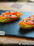 Finger Food - Bruschette con crema di piselli, salmone marinato e mango