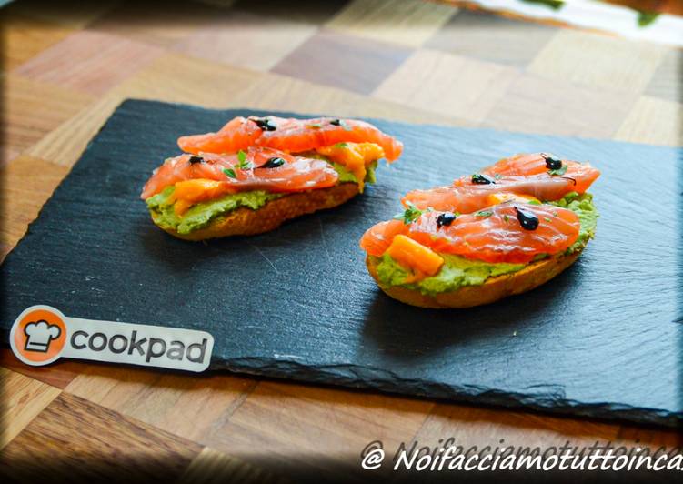 Finger Food - Bruschette con crema di piselli, salmone marinato e mango