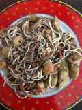 Alcachofas con gulas, gambas y jamón