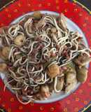 Alcachofas con gulas, gambas y jamón