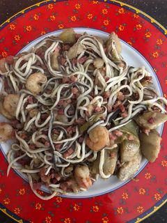 Una foto de Alcachofas con gulas, gambas y jamón
