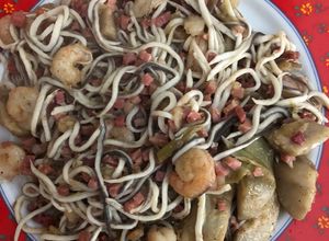 Una foto de Alcachofas con gulas, gambas y jamón