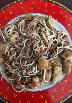 Una foto de Alcachofas con gulas, gambas y jamón