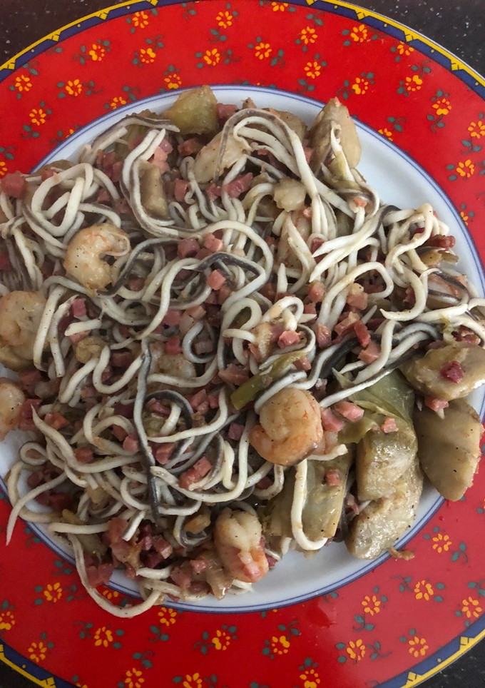 Una foto de Alcachofas con gulas, gambas y jamón