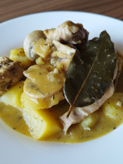 Una foto de Guiso de conejo y patatas con salteado de champiñones