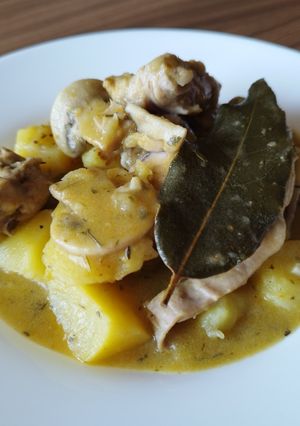 Una foto de Guiso de conejo y patatas con salteado de champiñones