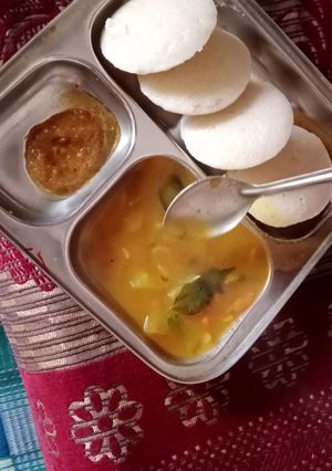 इडली साभार (Idali Sambar Recipe In Hindi) रेसिपी मुख्य फोटो