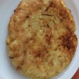 Tortilla de papas con cebolla caramelizada