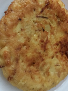 Una foto de Tortilla de papas con cebolla caramelizada
