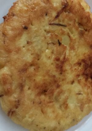 Una foto de Tortilla de papas con cebolla caramelizada