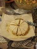 Queso Camembert con peras caramelizadas y nueces