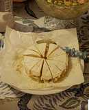 Queso Camembert con peras caramelizadas y nueces