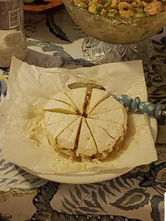 Una foto de Queso Camembert con peras caramelizadas y nueces