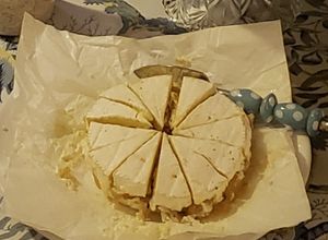 Una foto de Queso Camembert con peras caramelizadas y nueces