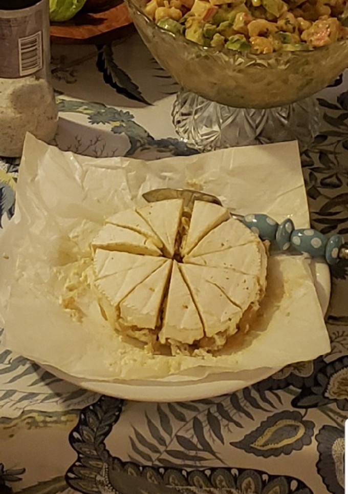 Una foto de Queso Camembert con peras caramelizadas y nueces