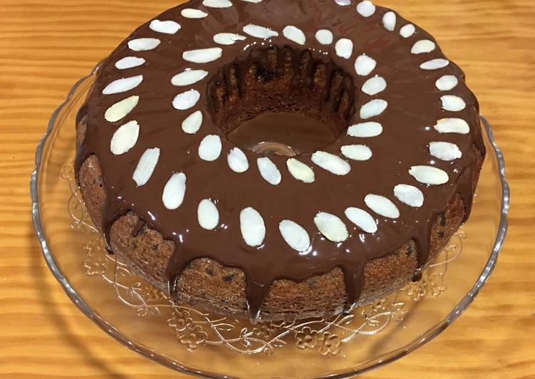 Bizcocho de naranja 🍊 bañado en chocolate negro con almendras laminadas 🥰