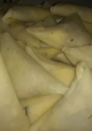 A picture of Qeema samosa.