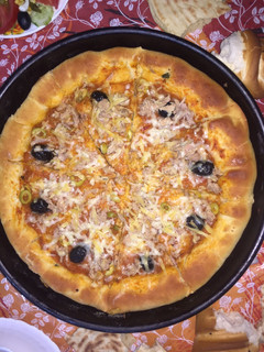 صورة لوصفة بيتزا بالتونة محشوة الجوانب بالجبنة 🍕🍕🍕🍕