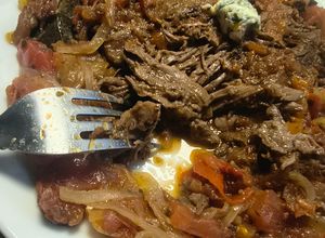 Una foto de Carne Tiernizada En Salsa Que Se Corta Con Cuchara / Deshilachada o Desmechada