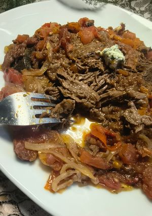 Una foto de Carne Tiernizada En Salsa Que Se Corta Con Cuchara / Deshilachada o Desmechada