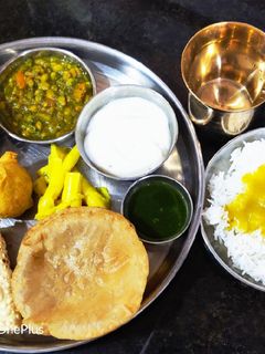 ગુજરાતી થાળી (સાઉથ ગુજરાત સ્પેશિયલ થાળી) રેસીપી મુખ્ય ફોટો