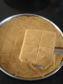 સુખડી (Sukhdi Recipe In Gujarati) રેસીપી મુખ્ય ફોટો